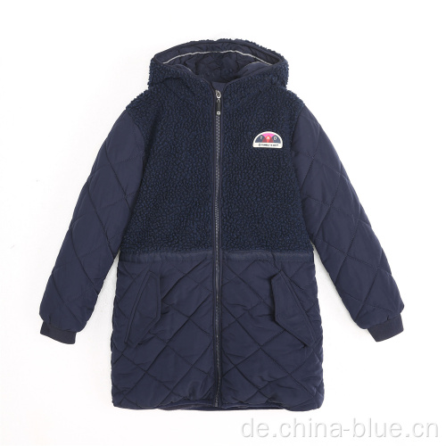 Lange warme Winterjacke des Mädchens